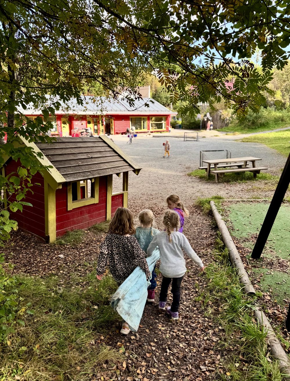 Barn leker ute i Skjoldtun barnehage