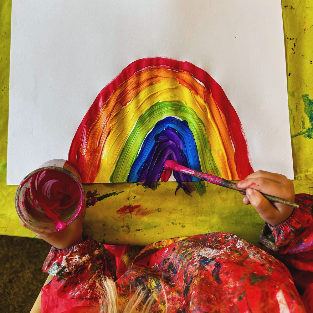 Barn maler regnbue – kreativt arbeid i Skjoldtun barnehage
