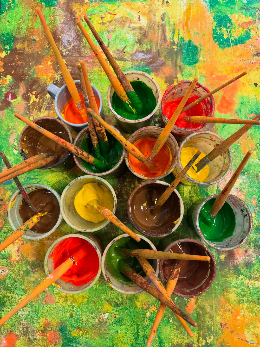 Fargerike malingkopper med pensler – skapende aktivitet i Skjoldtun barnehage