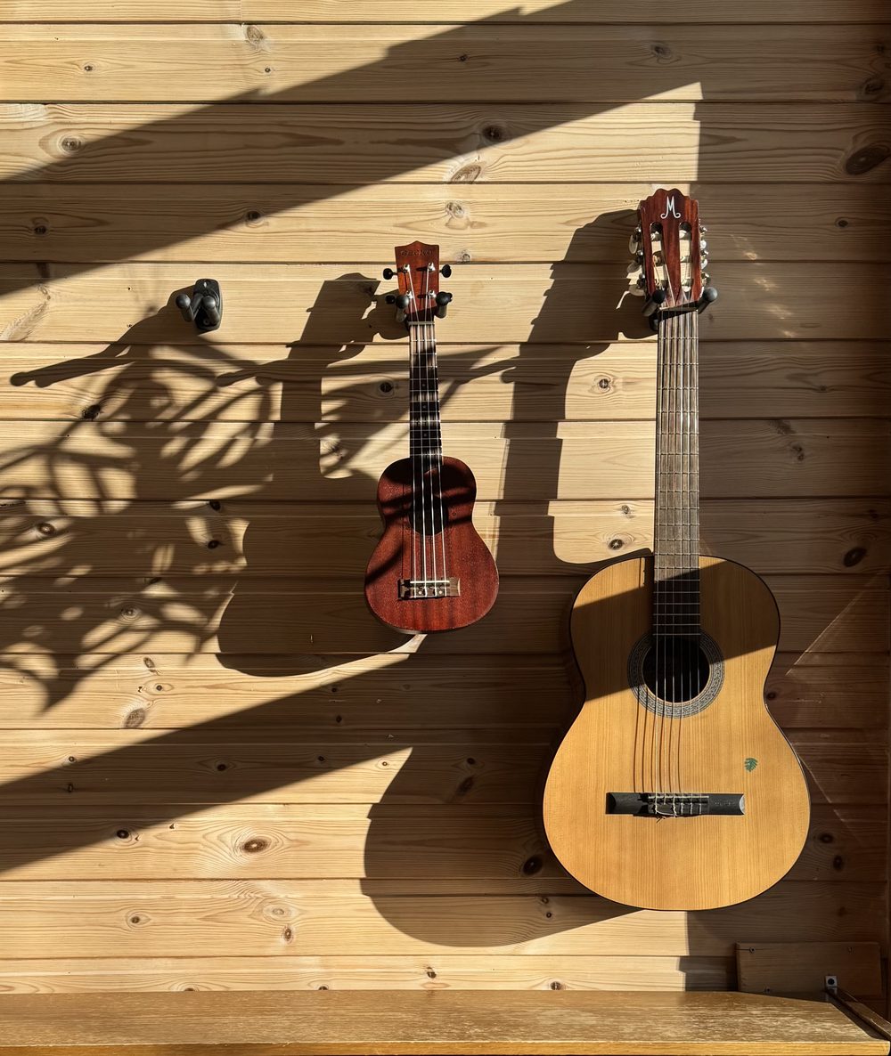 Ukulele og gitar i Skjoldtun barnehage – musikk er viktig