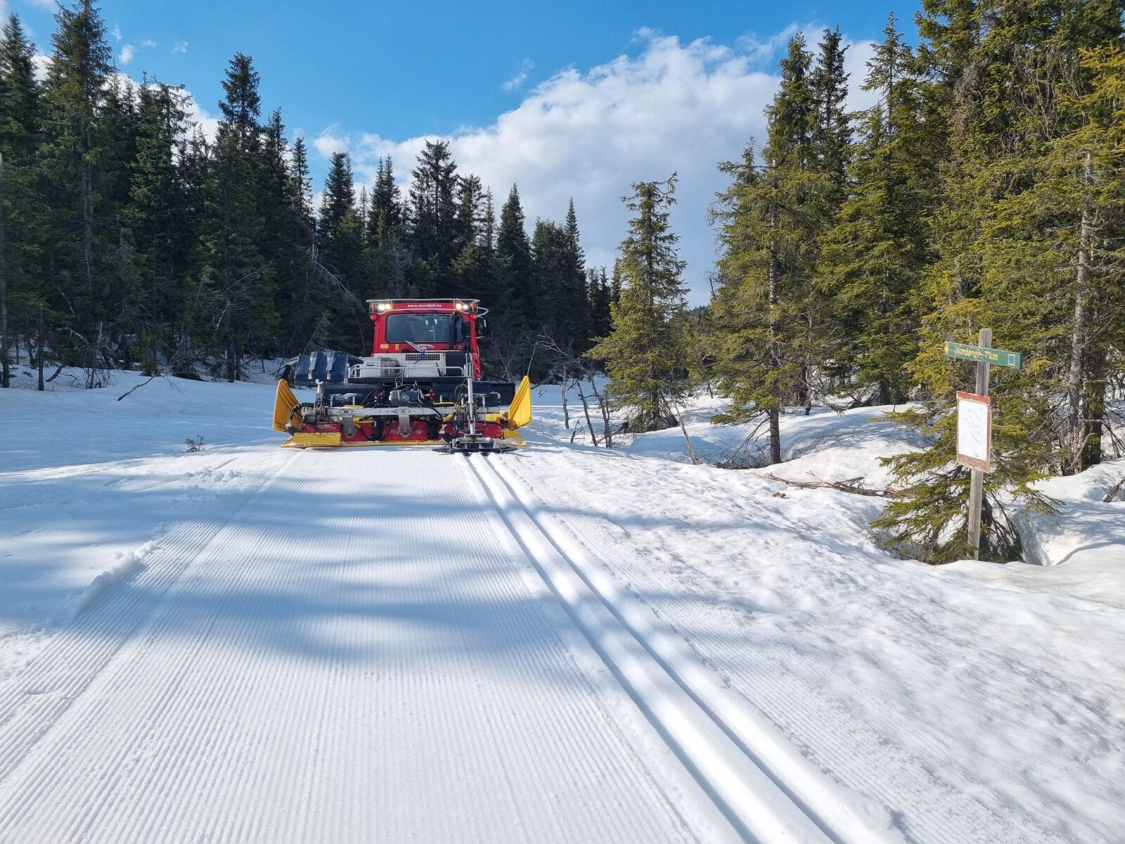 Løypemaskin preparerer skiløyper i Hurdal