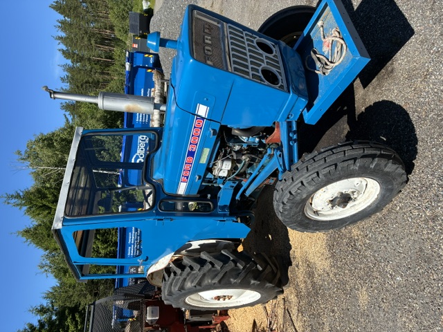 Traktor brukt i vedproduksjon