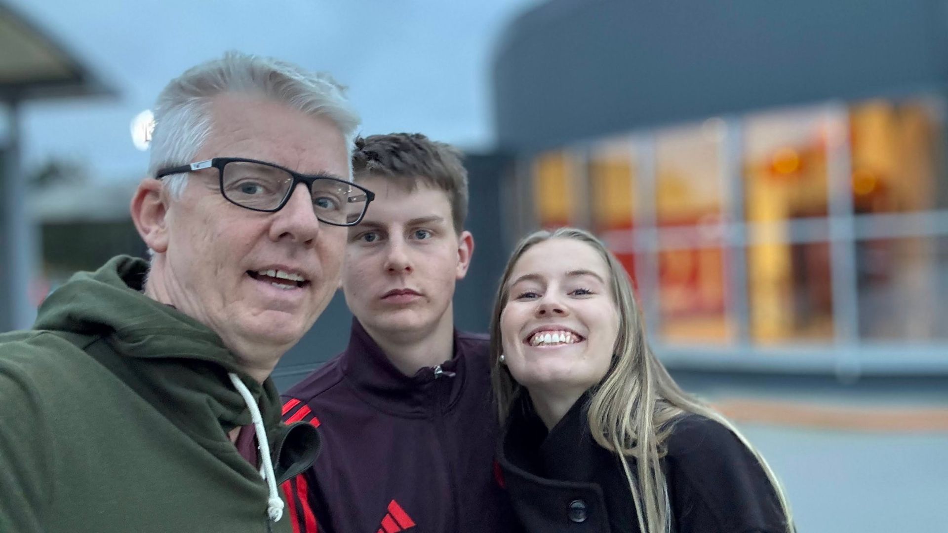 Erling Holst-Larsen med Aron og Dina i Mekke Media