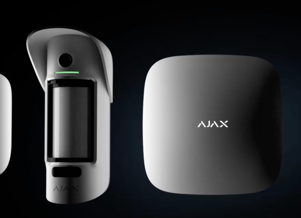 Ajax alarmsystem: kameradetektor og alarmsentral (hub) i hvitt