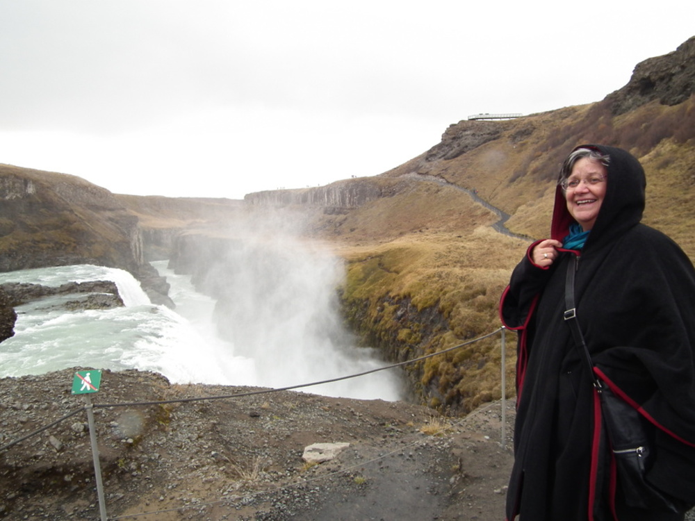 Korets leder Gisela Berntsen foran Gullfoss.
Foto Kåre Hansen