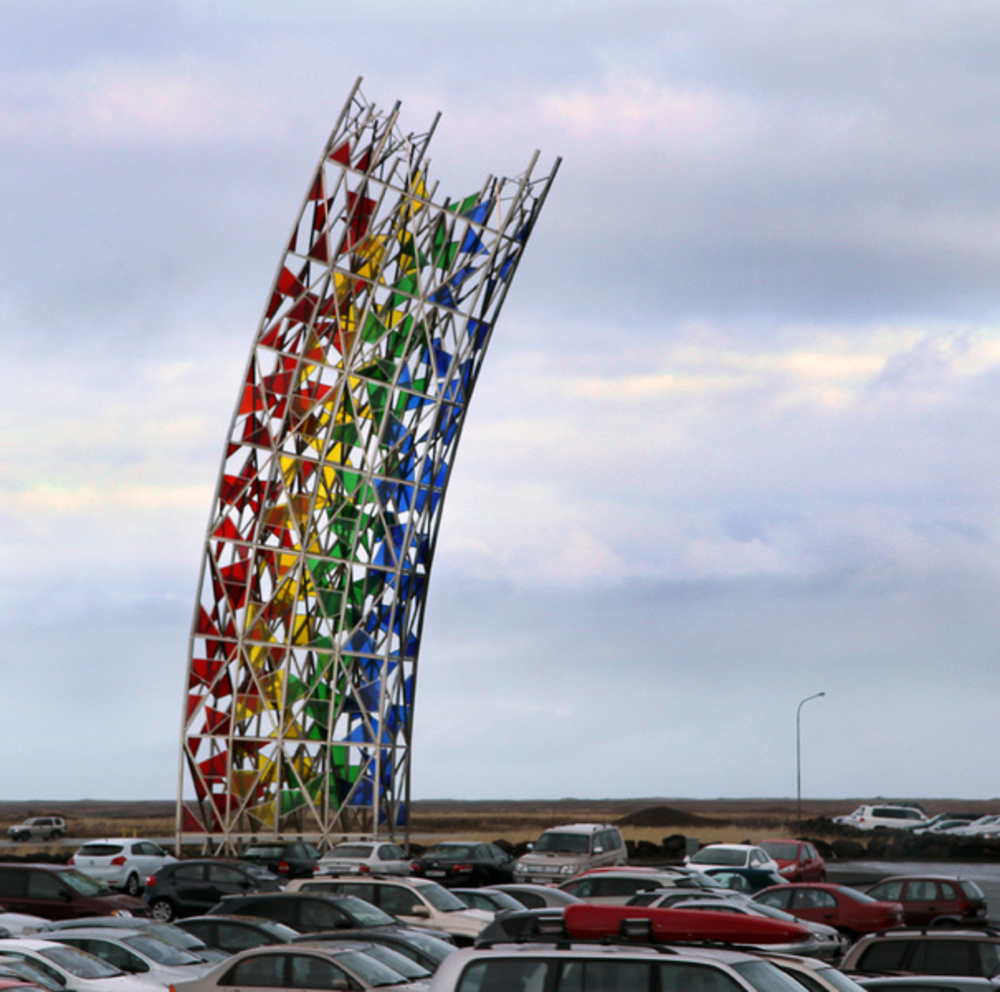 Regnbuen er et flott kunstverk på Keflavik Flyplass.

Foto Geir Lundli