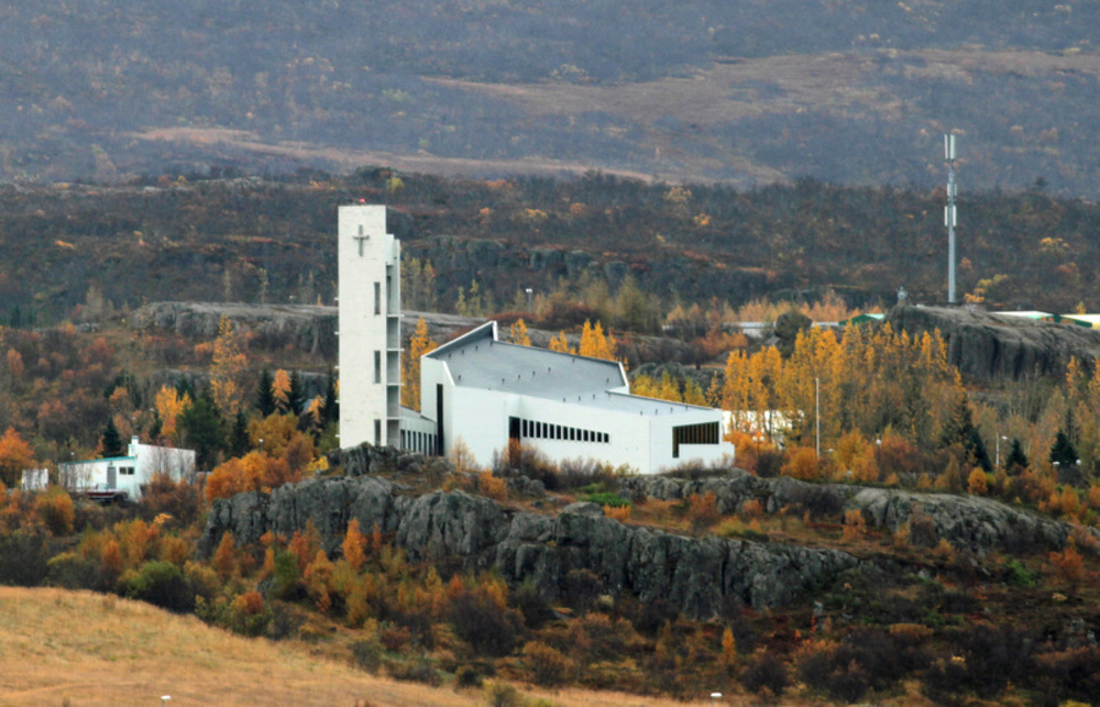 Egilsstadir Kirke i høstlige omgivelser.

Foto Geir Lundli