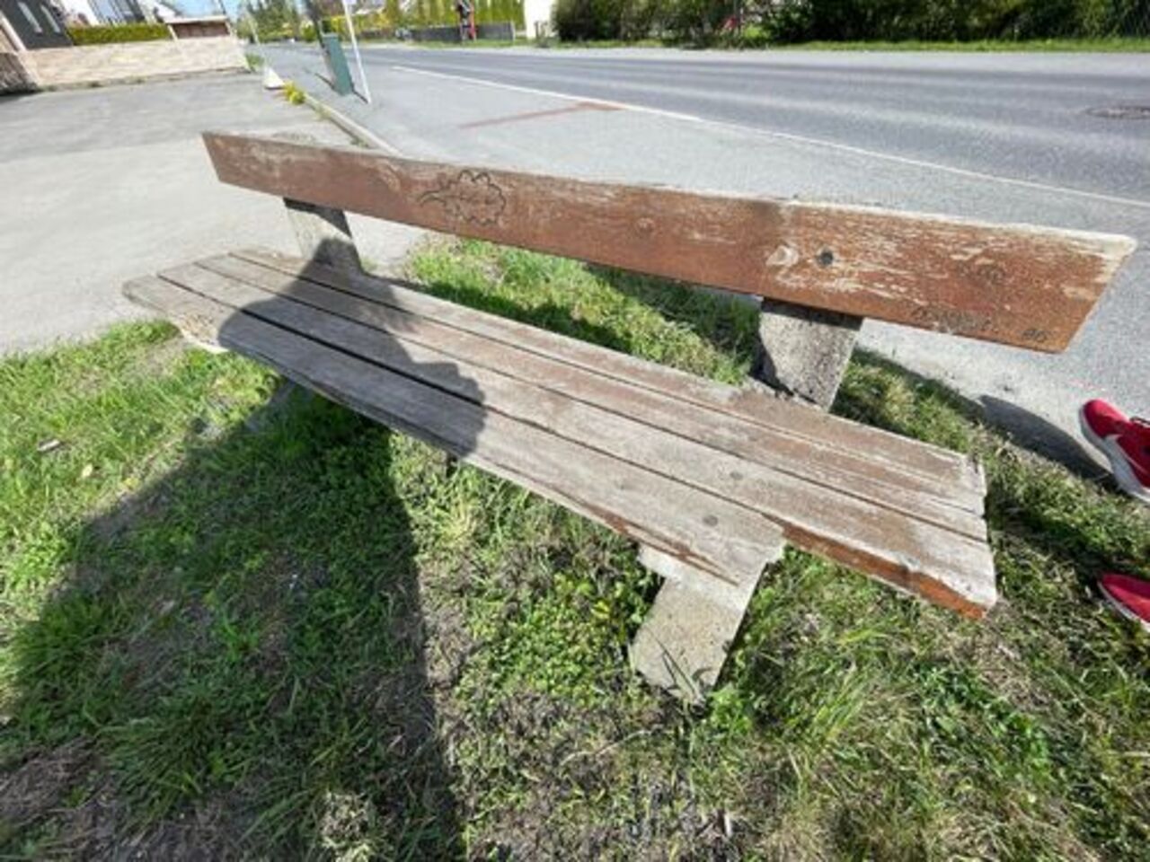 Vedlikehold av benker og kjøp av nye!  