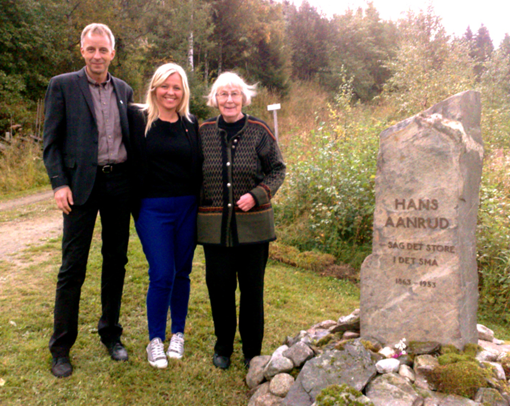 Gausdal Historielag æret gausdalsforfatteren Hans Aanrud med minnestein og jubileumsarrangement i Ulsrud Gardsmuseum