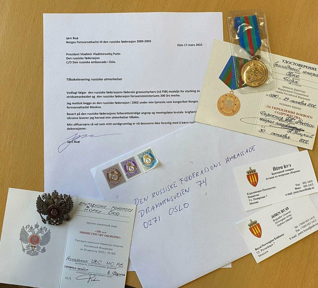 Leverte tilbake medaljer