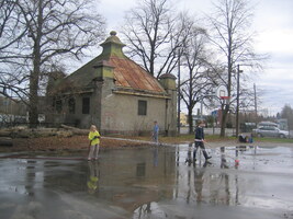 Asfaltbanen må spyles for løv og sand hvis det skal bli fin skøyteis!