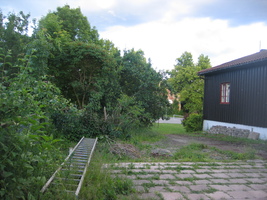 Den gamle brakka er revet, og ny bod skal bygges bak klubbhuset