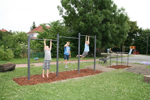 Sommeren 2014 - Nye Tufteparken treningsapparater. Dips og pull-ups.