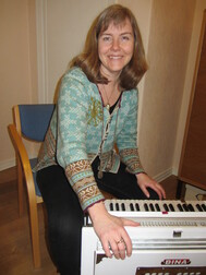 Kari Helena Skogseid med harmonium 