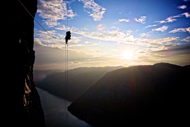 Tilkomstteknikker rigger storvegg i solnedgang