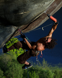 Henning arbeider i tau på bratt fjellside