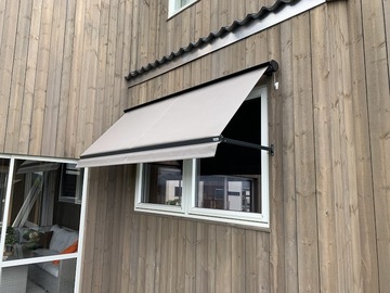 Norsol vindusmarkise med sorte profiler