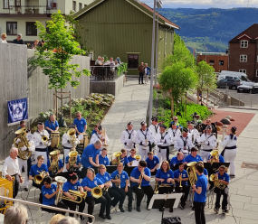 Utsiktsbakken Brassband og Lillehammer Veterankorps sin sommerkonsert i Terrassen på Lillehammer