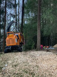 Flishogging av kvister og trevirke