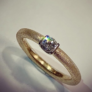 Gultgull med diamant