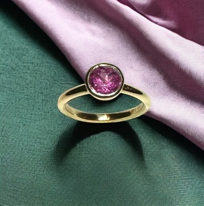 Turmalin og gultgull ring