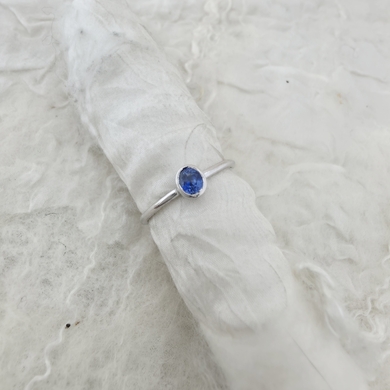 Hvittgull ring blå safir