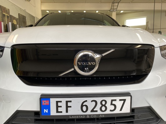 Laastad & Co. // Volvo c40 Chrome delete/xc40 helfoliering front 05.23