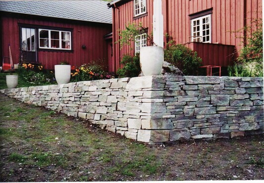 Skifer støttemur Rissa – side
