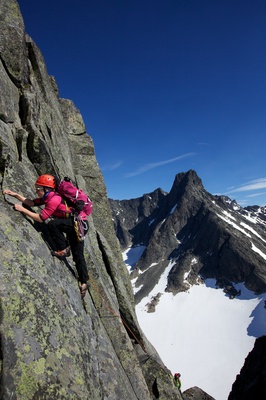 Klatrekurs i Jotunheimen – klatrer på høyfjellsrute