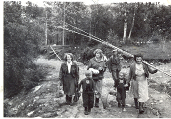 Familie på tur til Mjøsa for å fiske