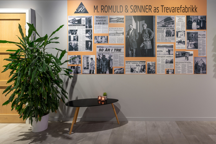 M. Romuld vegg med avisutklipp