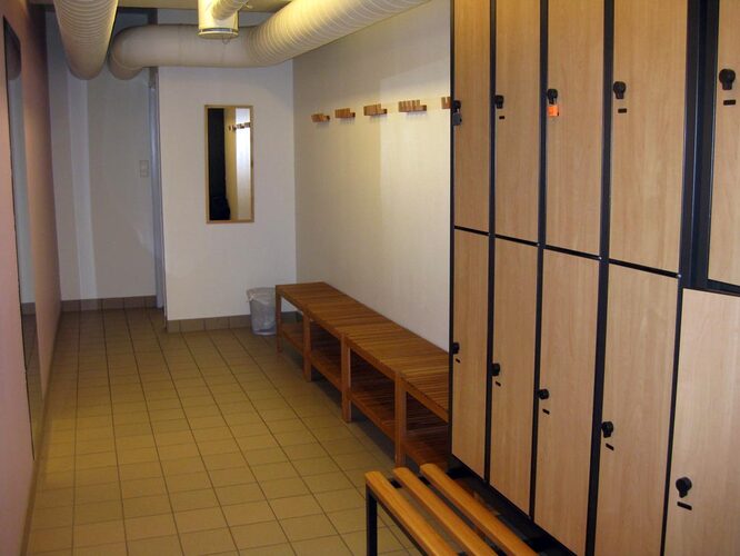 Rene og moderne garderober med dusjer og skap hos Trim1 Selbu