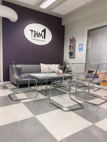 Koselig sosial krok med sofa og sitteplasser for medlemmer hos Trim1 Selbu