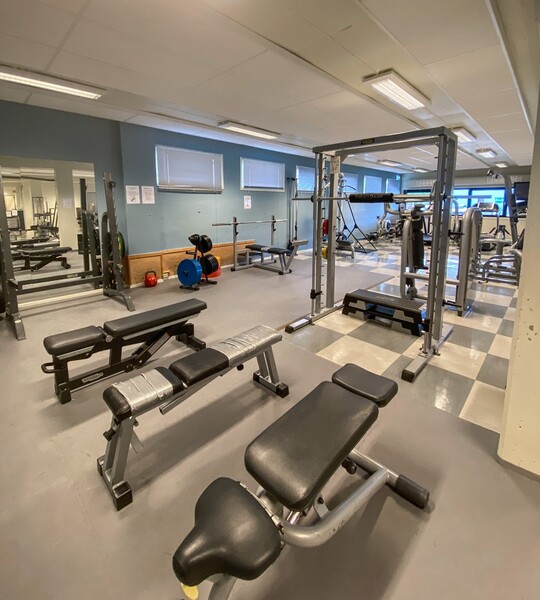 Tungvekter, frivekter og styrkeapparater i treningsstudioet hos Trim1 Selbu