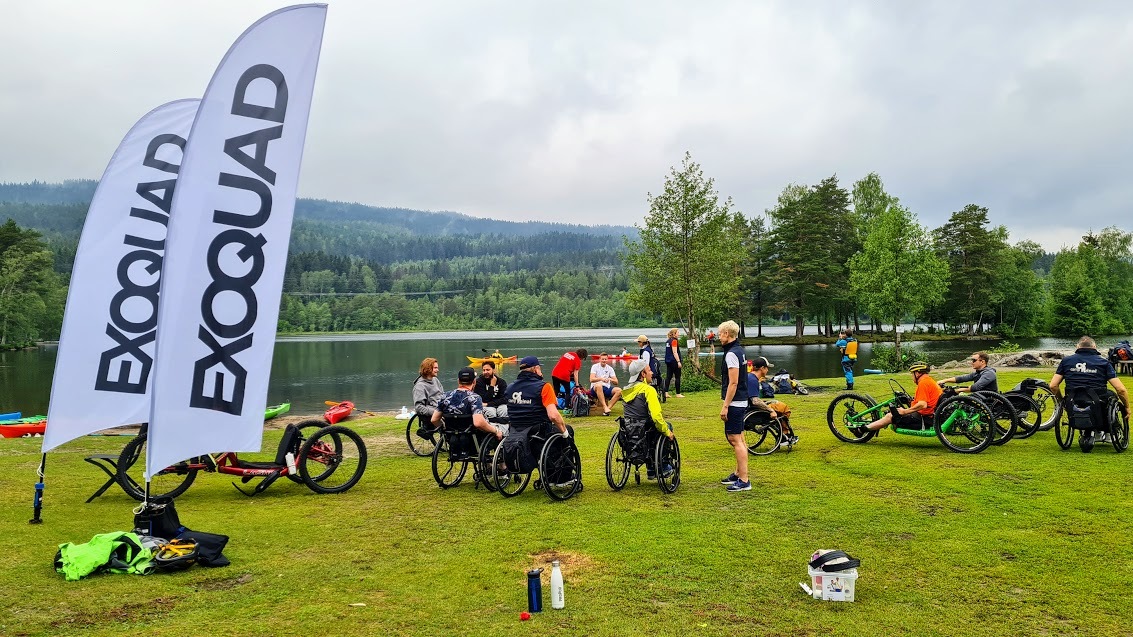 Gruppe i rullestoler klar for kajakktrening.