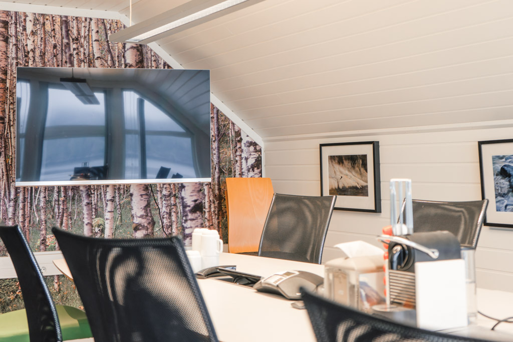 Møtelokale: TV-skjerm over konferansebord