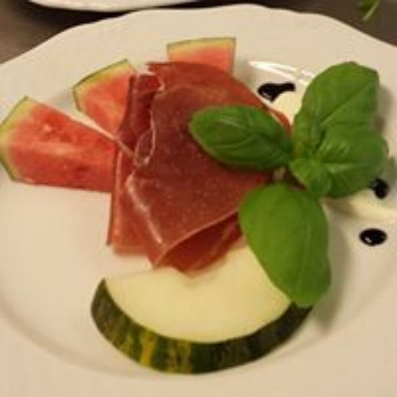 Spekeskinke anrettet med melon og basilikum