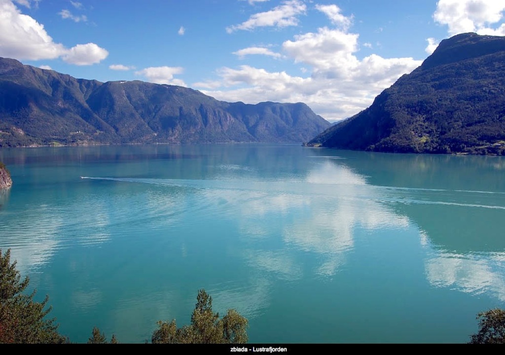 Gaupnefjorden mot Lusterfjorden. Kroken i bakgrunnen