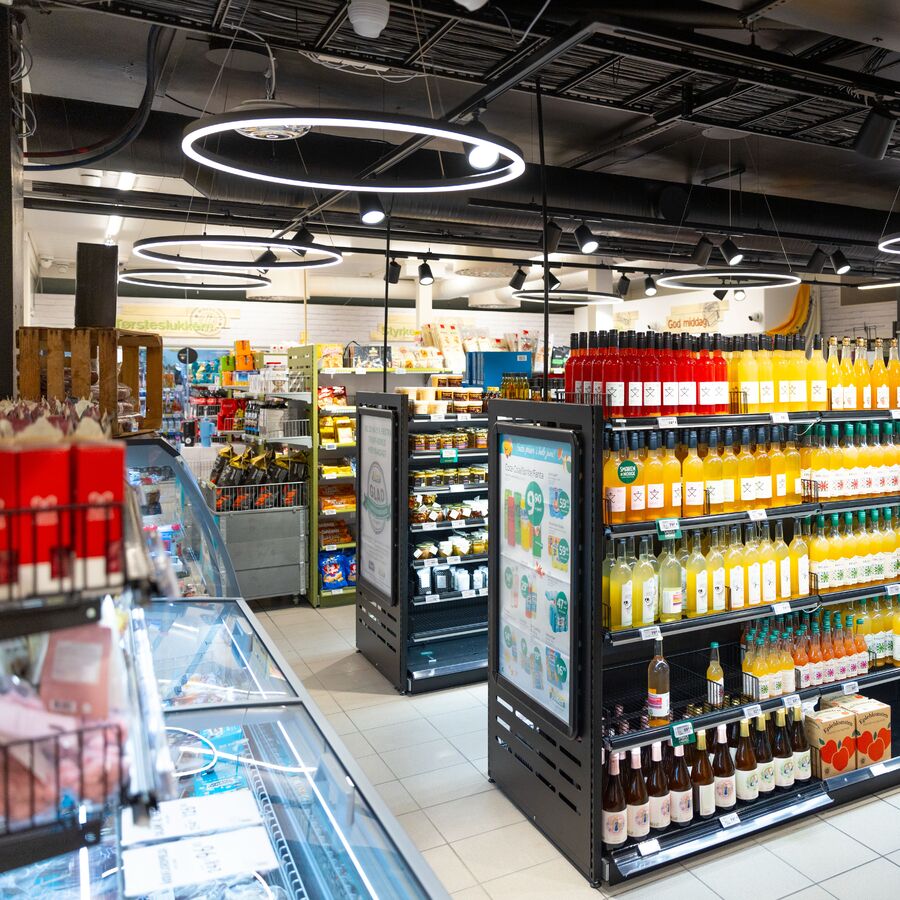 Hyllene i butikken på Åkrafjordtunet