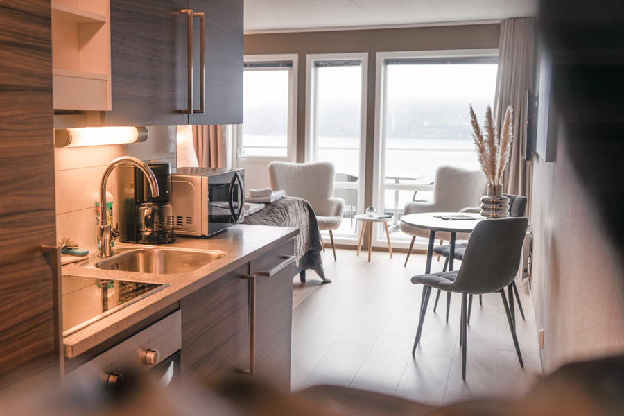 Kjøkken og stove i ei av leilegheitene