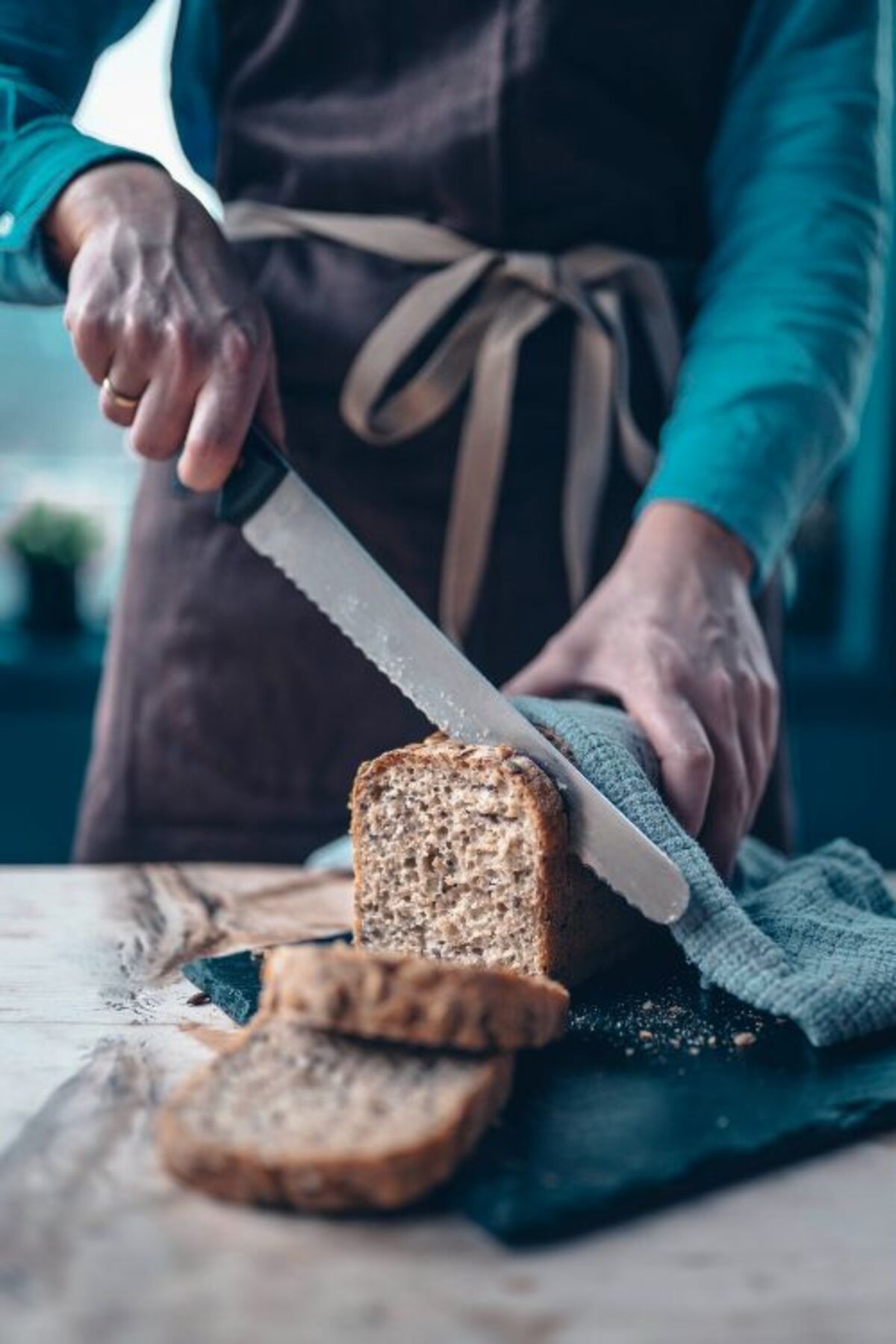 Heimebakt brød som vert skore opp