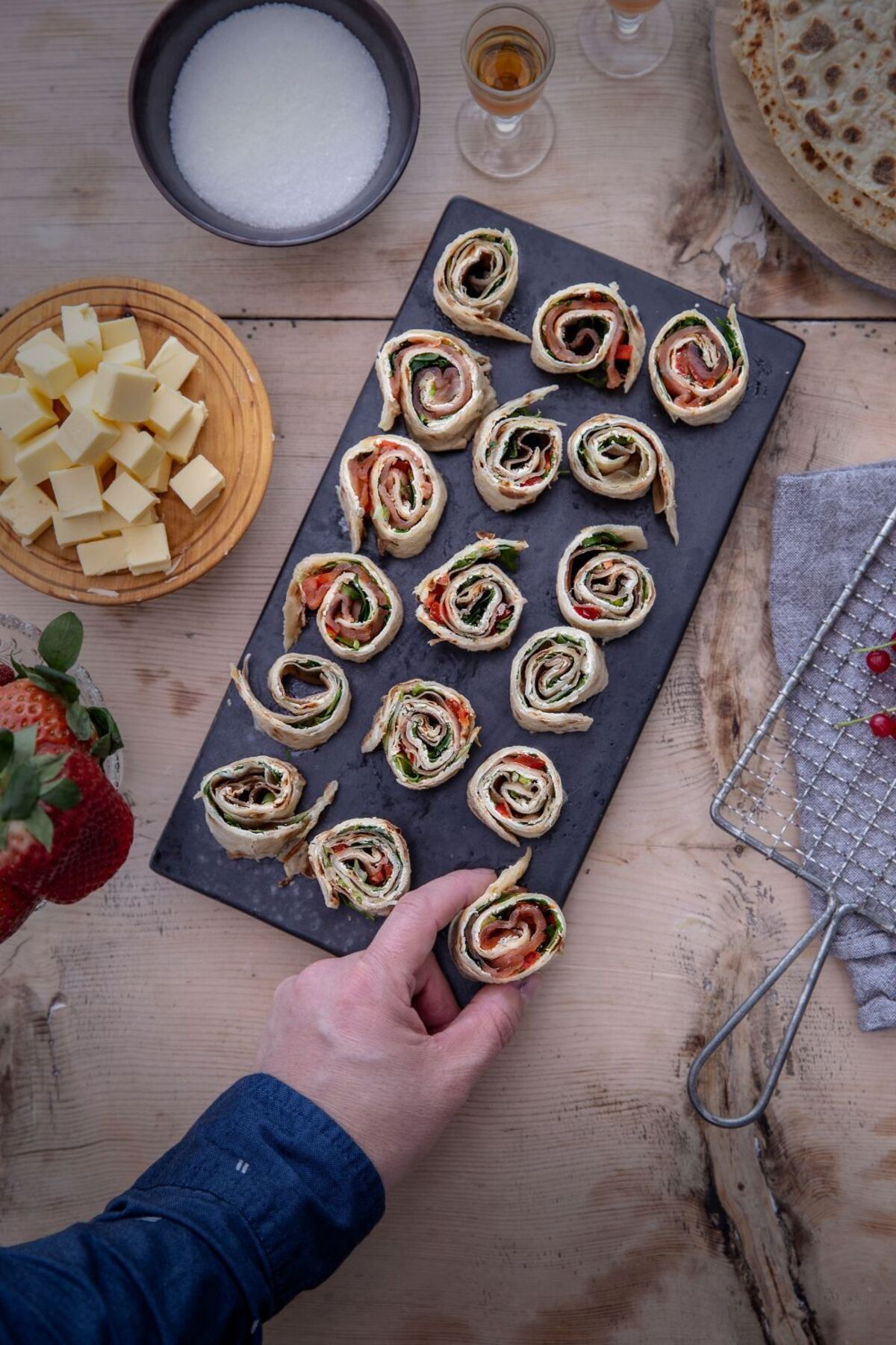 Tapas og lefseruller servert på fjøl