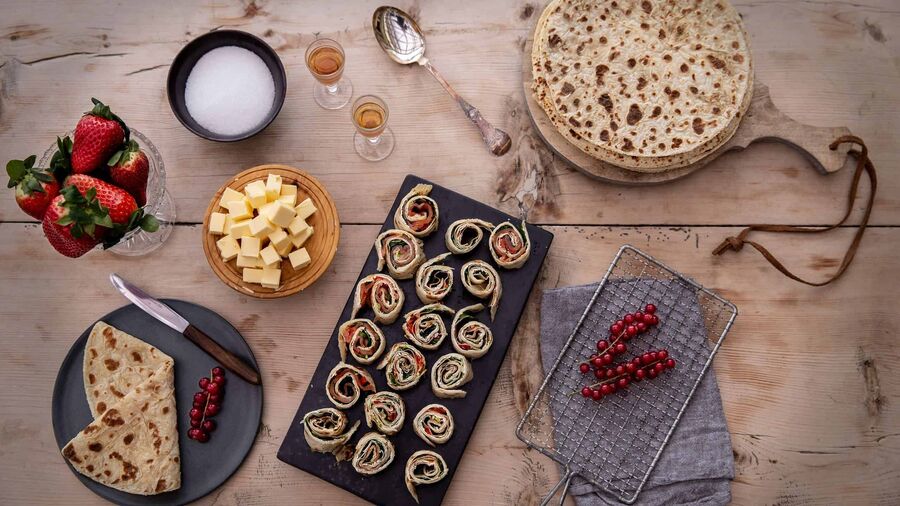 Tapas og flatbrød servert på fjøl