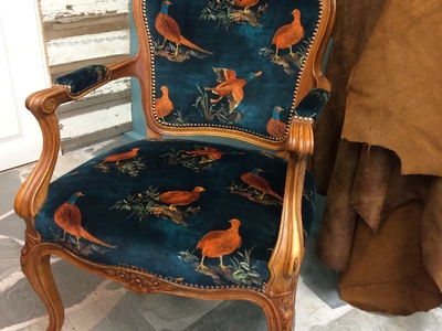 ETTER: Rokokko stol her nytrukket i en denne nydelige velouren fra Mulberry.