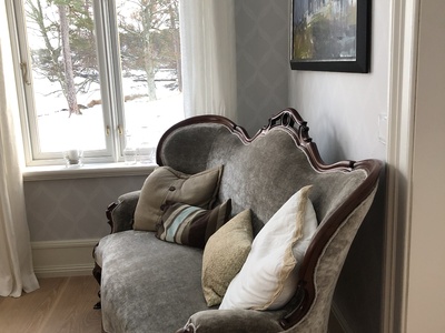 Biedemeier sofa her trukket i silkevelour.