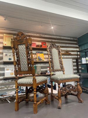 Kongestoler med nydelig utskjæringer fra tidlig 1900- tallet. 
Det er her laget ny stopping i setene og stolene er trukket i et engelsk bomullstoff. 