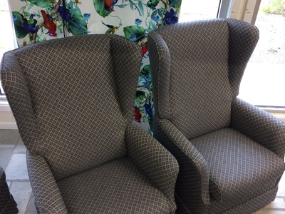 ETTER: ørelappstoler her nytrukket i et nydelig linstoff fra Mulberry Home.