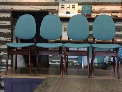 ETTER: Teak spisestuestoler med ny skumplast og nytt trekk.