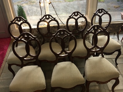 ETTER: Stolene er trukket om i en chenille fra Mulberry.