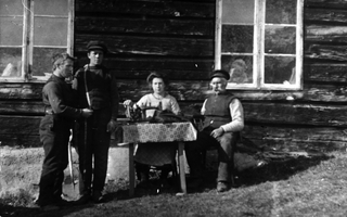 REF-0012  Moan,Voll ca 1920, skreddering.  

A.I.Bakk, Johan Voll, Kari Gunnesmæl, Ellev Voll             